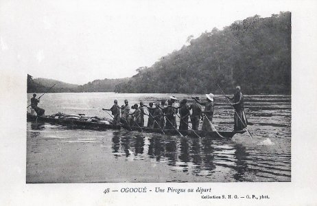 Ogooué-Une pirogue au départ