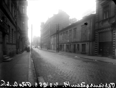 Oikealla Fabianinkatu 16, 14, 12, vasemmalla 29-27. Rakennuksessa n-o 14 R. Piehlin biljardisali - N1253 - hkm.HKMS000005-km0000m7nz