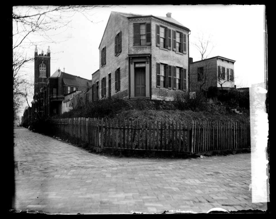 Old house, 9 & Md. Ave., NE, (Washington, D.C.) LCCN2016819468