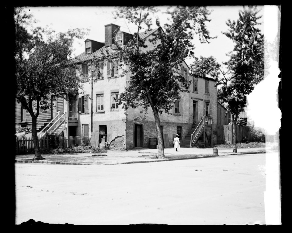 Old house, 9th & S, SW, (Washington, D.C.) LCCN2016819467