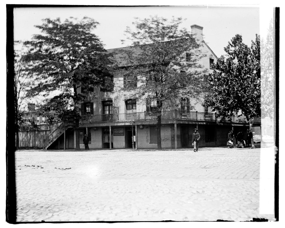 Old house, water (...), SW, (Washington, D.C.) LCCN2016819475