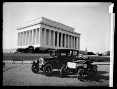 Oldsmobile (in front of Lincoln Memorial, Washington, D.C.) LCCN2016823795