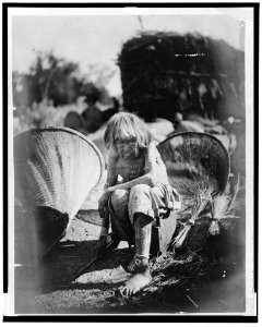 Old Piute Indian woman LCCN2002713057
