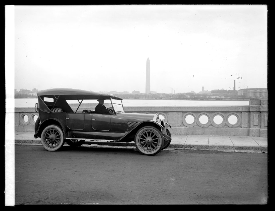 Oldsmobile Sales Co., speedway, (Washington monument in background) LCCN2016851601