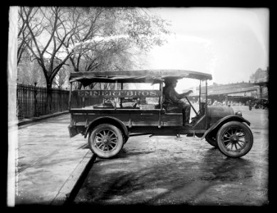 Oldsmobile truck, Emmert Bros. LCCN2016851843