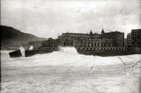Oleaje en el Paseo Nuevo y frente al casino del Kursaal (2 de 2) - Fondo Car-Kutxa Fototeka