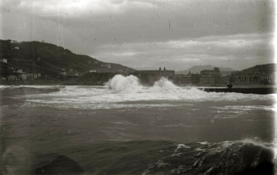 Oleaje por un temporal de mar en diferentes zonas de San Sebastián (4 de 5) - Fondo Car-Kutxa Fototeka