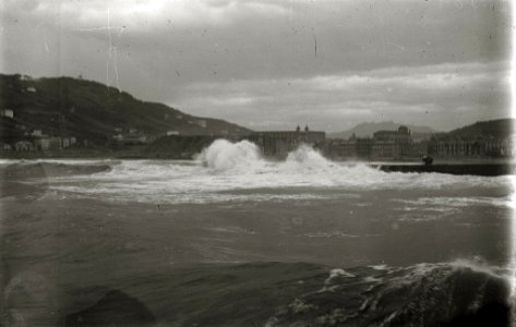 Oleaje por un temporal de mar en diferentes zonas de San Sebastián (4 de 5) - Fondo Car-Kutxa Fototeka