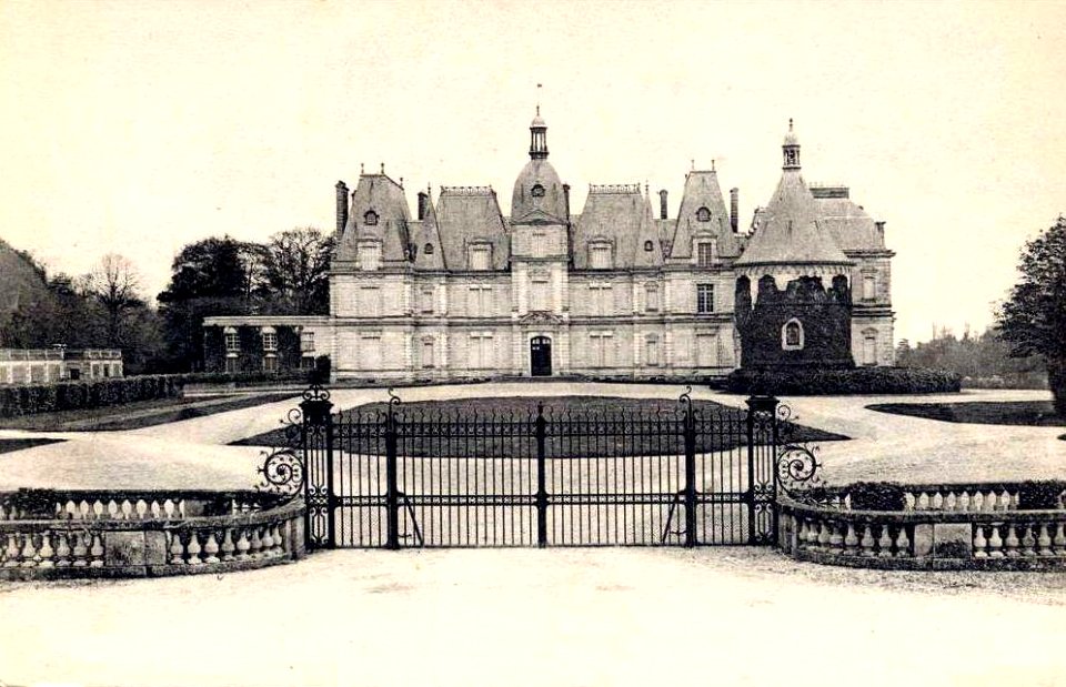 Ognon (60), château, façade sur la cour d'honneur 2