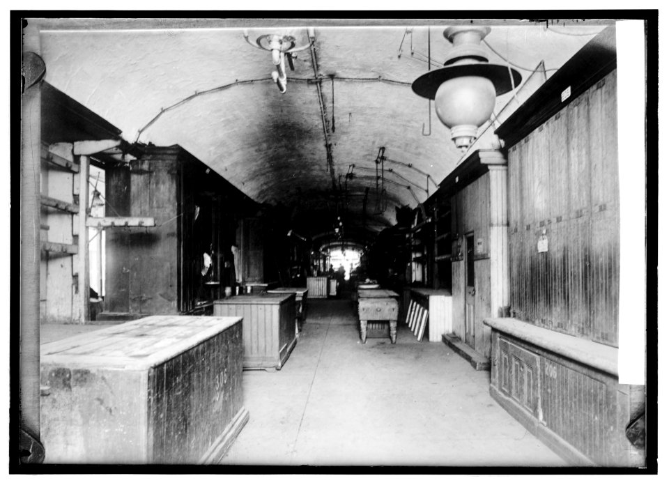 Old-type municipal market LCCN2016821077