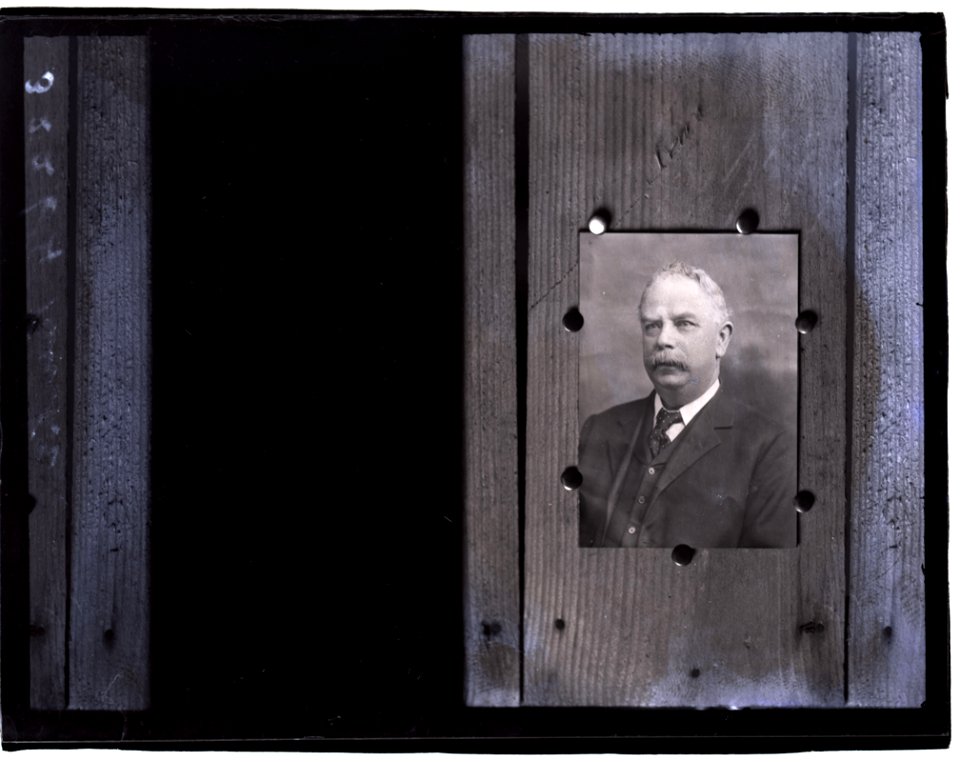 Older gentleman, 10 May 1912 (16702599341)