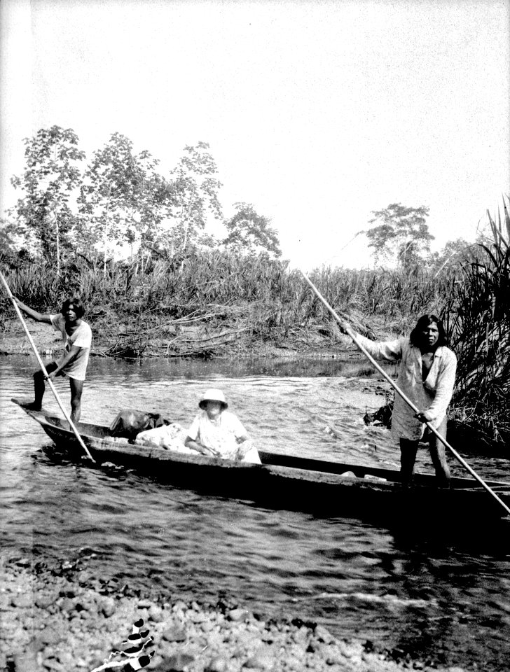 Olga Nordenskiöld med indianerna Selimo coh Camilo. Choco, Rio Cupica. Colombia - SMVK - 004050