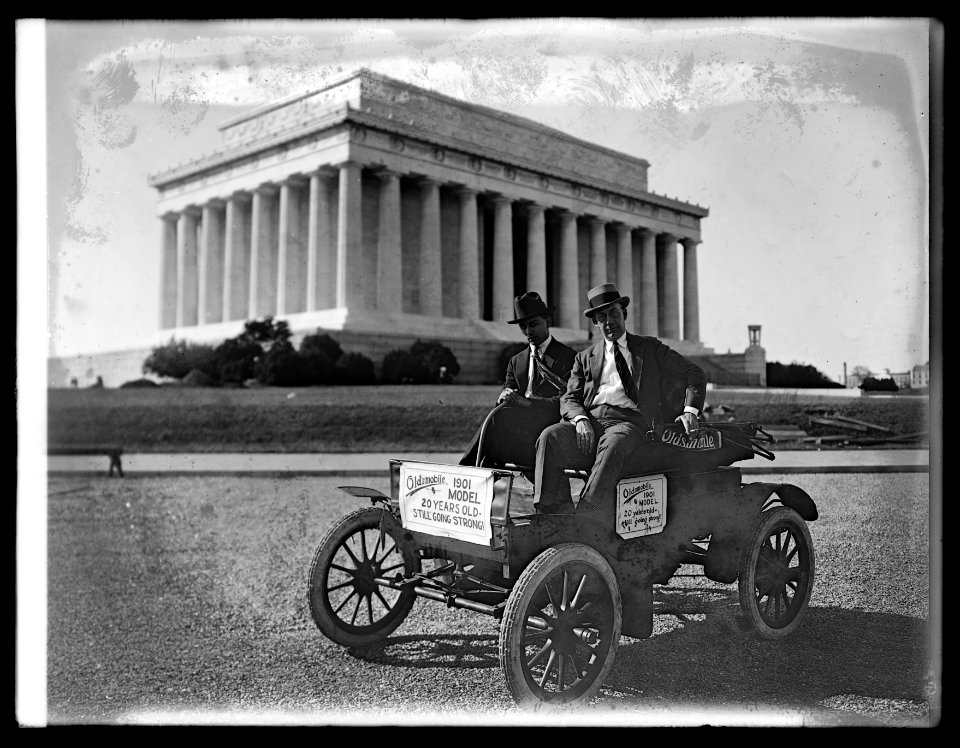 Oldsmobile (Mr. Wilburn D. Thomas), (in front of Lincoln Memorial, Washington, D.C.) LCCN2016823794