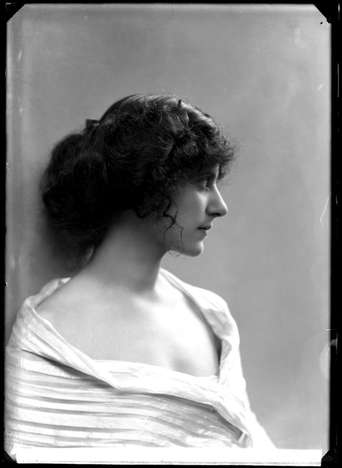 Olga Raphael-Linden, actor, portrait 1911 - SMV - GR024