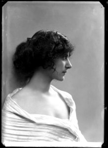 Olga Raphael-Linden, actor, portrait 1911 - SMV - GR024