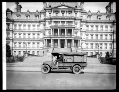 Oldsmobile Sales Co., State War & Navy truck LCCN2016851624
