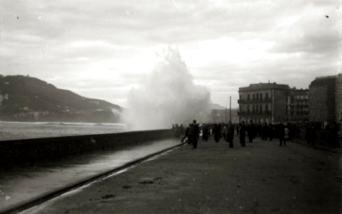 Oleaje por un temporal de mar en diferentes zonas de San Sebastián (2 de 5) - Fondo Car-Kutxa Fototeka