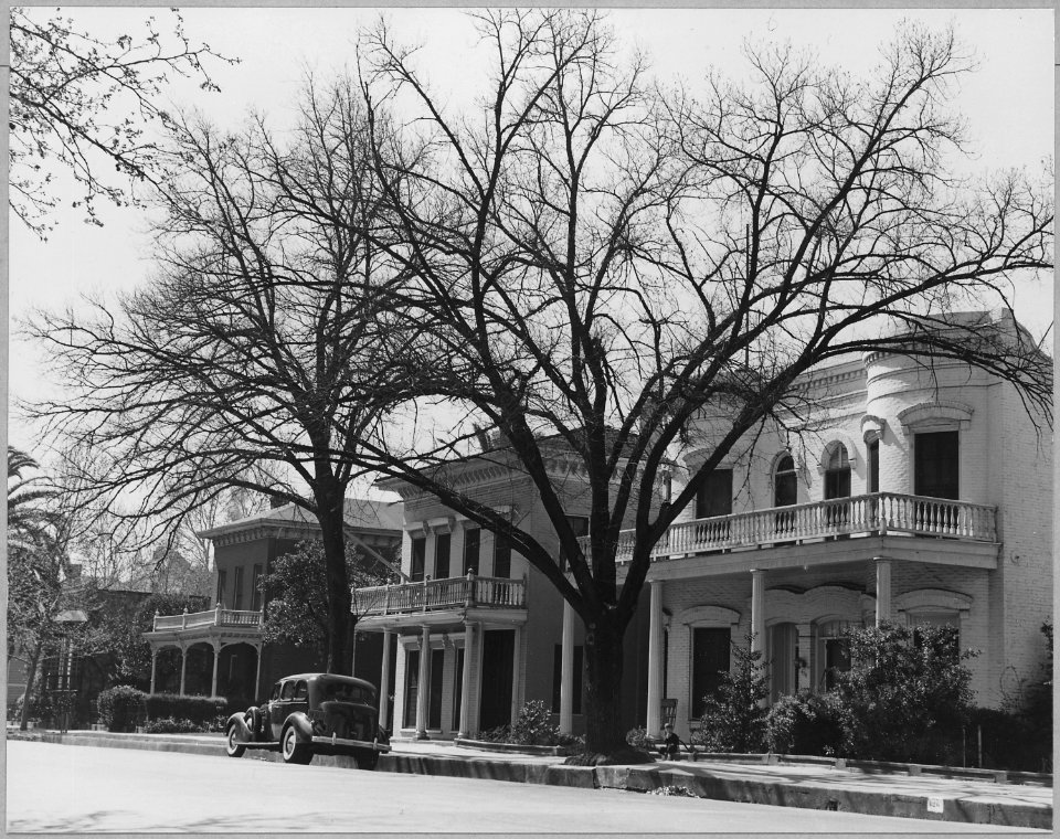Olivehurst, 2 miles south of Marysville, Yuba County, California. Old-style California homes of whit . . . - NARA - 521574
