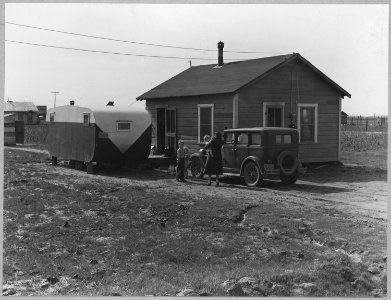 Olivehurst, Yuba County, California. Another of the 26 homes on Second Avenue. - NARA - 522009 photo