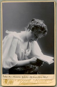 Olga Andersson, porträtt - SMV - H1 066