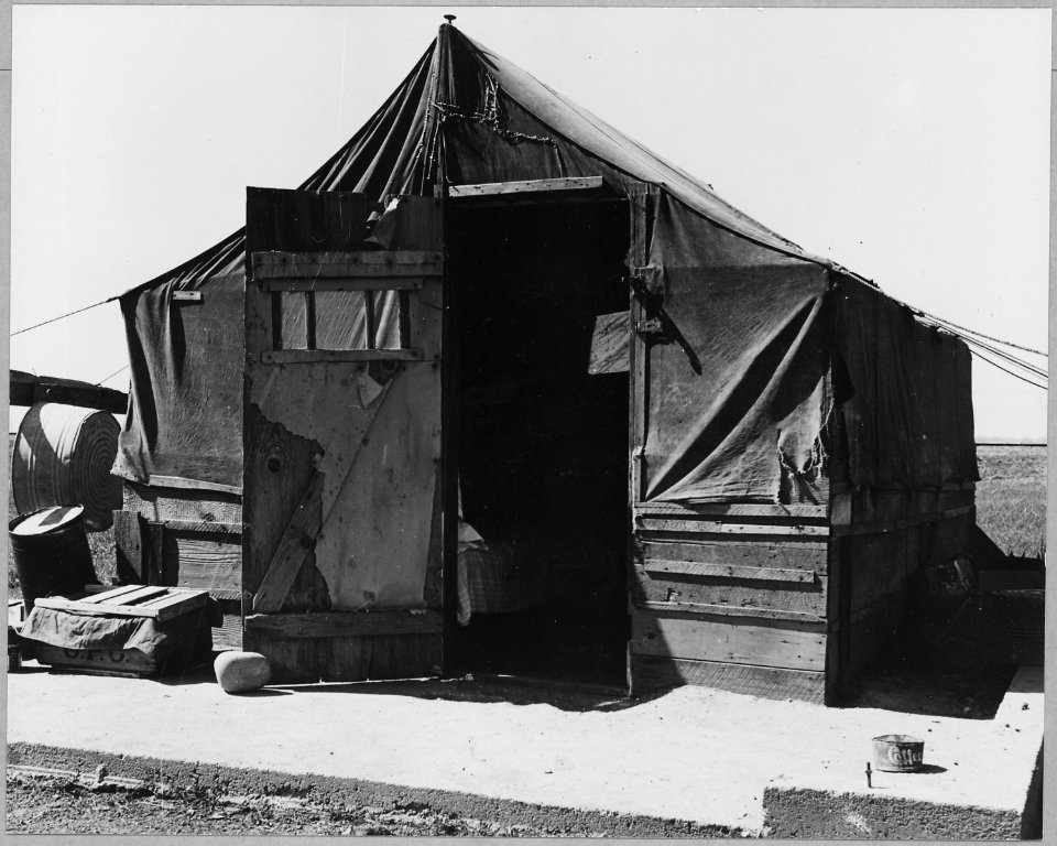 Olivehurst, Yuba County, California. Note that the house is erected on the concrete foundation of th . . . - NARA - 521611