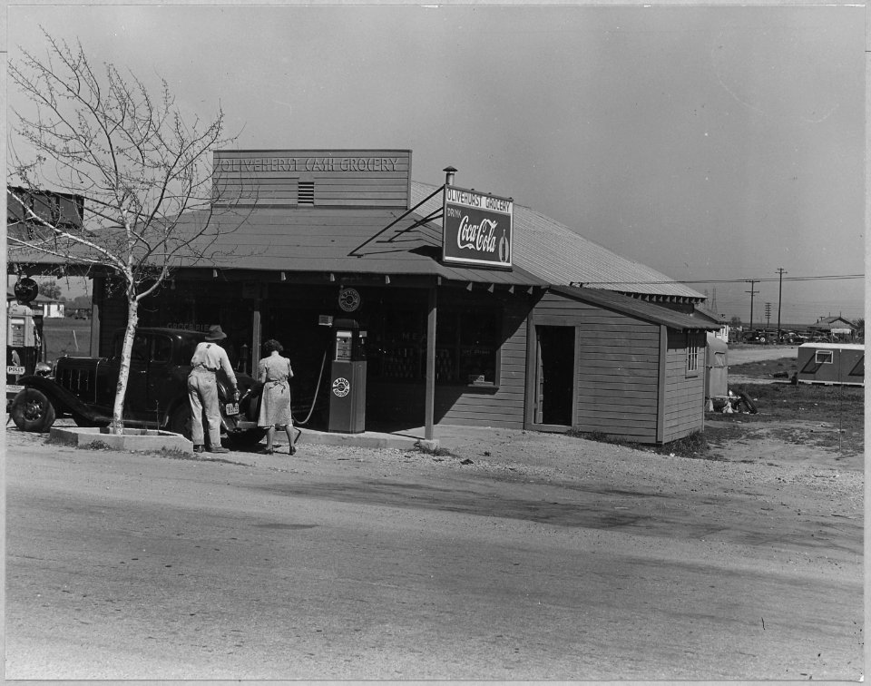 Olivehurst, Yuba County, California. The main store and trading center sells gas, tobacco, groceries . . . - NARA - 521609