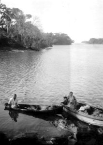 Olga Nordenskiöld bredvid man i kanot. Pearl Islands. Panama - SMVK - 004173