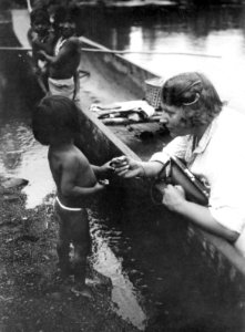 Olga Nordenskiöld talar med chocóbarn. Rio Jaqué, Panamas västkust - SMVK - 004338