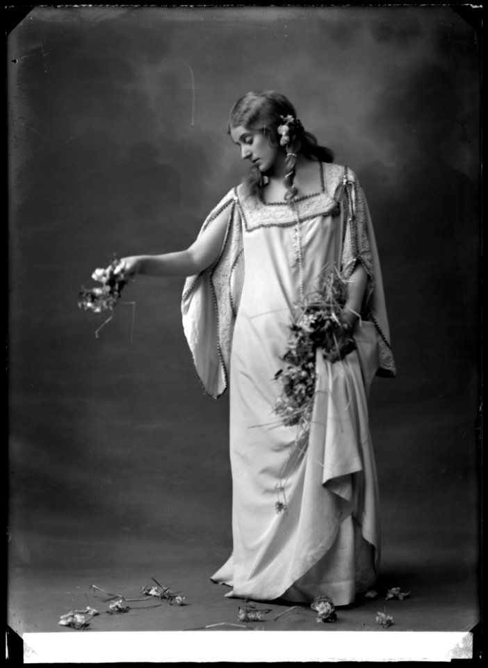 Olga Raphael-Linden in Hamlet at Dramatiska teatern 1915 - SMV - GR021