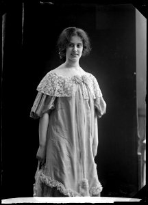 Olga Raphael-Linden, actor, portrait 1904 - SMV - NR030 photo