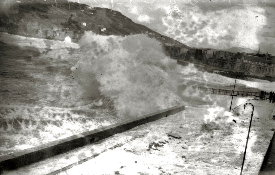 Olas en el Paseo Nuevo (8 de 9) - Fondo Car-Kutxa Fototeka