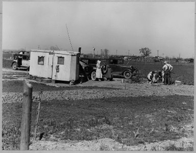 Olivehurst, Yuba County, California. Cooperation in a shacktown. A secondhand pump is being installe . . . - NARA - 521606