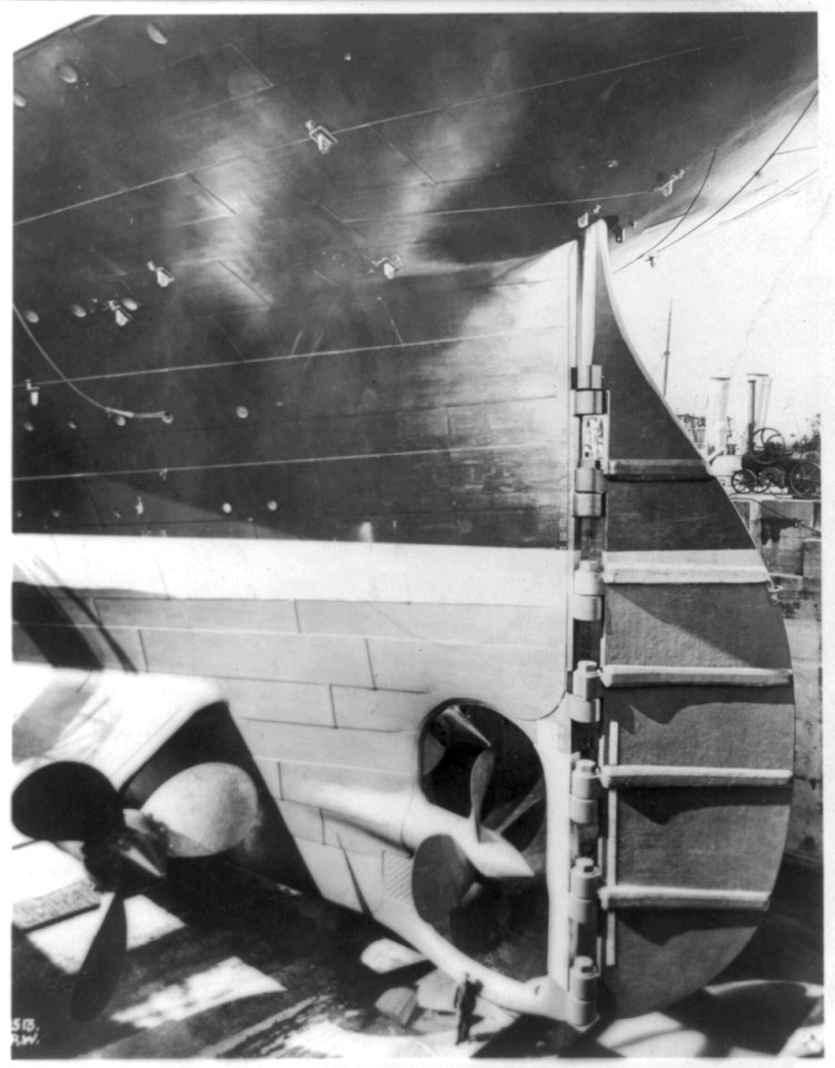 Olympic stern and rudder in drydock LCCN2001704333