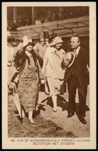 Olympische Spelen. H.M. Koningin Wilhelmina en H.K.H. prinses Juliana bezoeken het stadion. Uitgave Weenenk & Snel, Den Haag, Afb PBKD00435000011