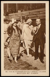 Olympische Spelen. H.M. Koningin Wilhelmina en H.K.H. prinses Juliana bezoeken het stadion. Uitgave Weenenk & Snel, Den Haag, Afb PBKD00435000011 photo