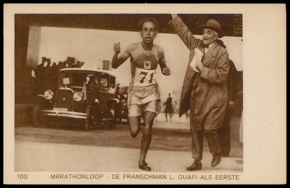 Olympische Spelen. Marathonloop, de Fransman L. Ouafi komt als eerste het stadion binnen. Uitgave Weenenk & Snel, Den Haag, Afb PBKD00435000021