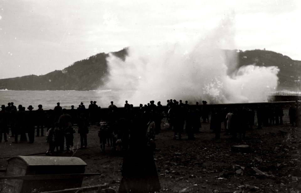 Oleaje por un temporal de mar en diferentes zonas de San Sebastián (3 de 5) - Fondo Car-Kutxa Fototeka