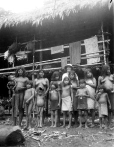 Olga Nordenskiöld i grupp av indianer. Rio Sambú, Darién, Panamá. Darién, Sambú River. Panama - SMVK - 004332