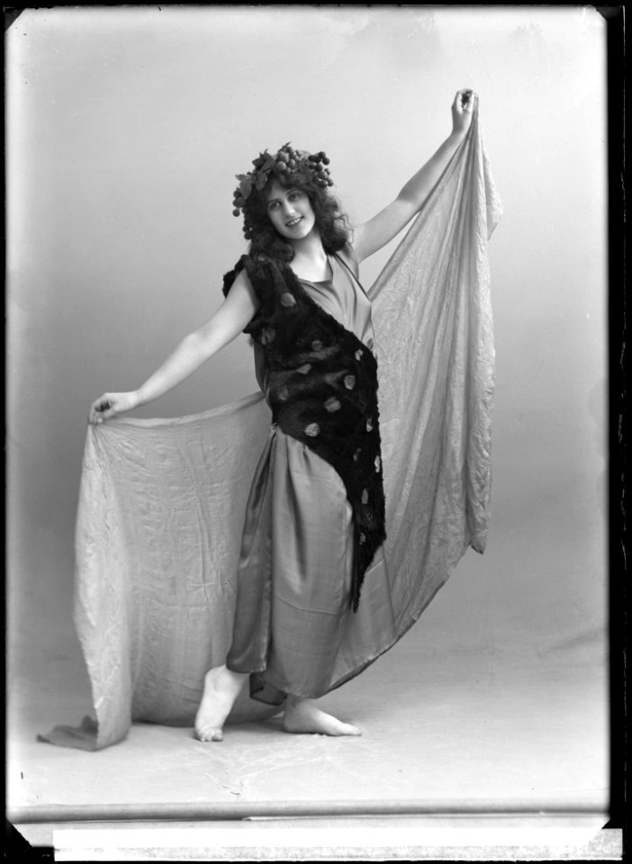 Olga Raphael-Linden in Titus at Dramatiska teatern 1911 - SMV - NR028