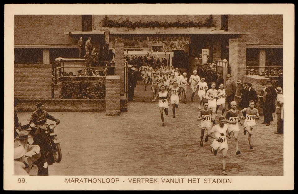 Olympische Spelen. De marathonloop, vertrek vanuit het stadion. Uitgave Weenenk & Snel, Den Haag, Afb PBKD00435000020
