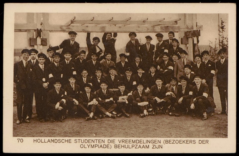 Olympische Spelen. Hollandse studenten die bezoekers van de Olympiade behulpzaam zijn. Uitgave Weenenk & Snel, Den Haag, Afb PBKD00435000005