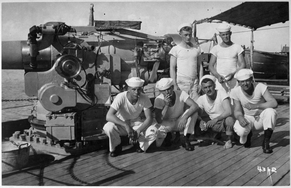 On board an American destroyer. A five inch gun and its crew. Central News Photo Service. - NARA - 533690