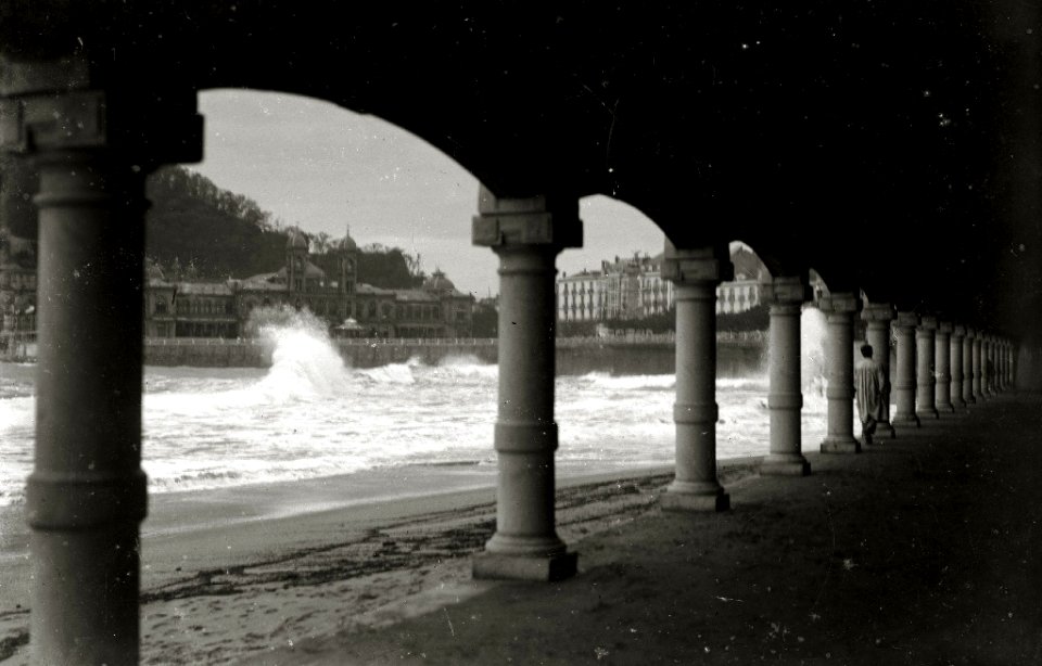 Oleaje por un temporal de mar en diferentes zonas de San Sebastián (1 de 5) - Fondo Car-Kutxa Fototeka