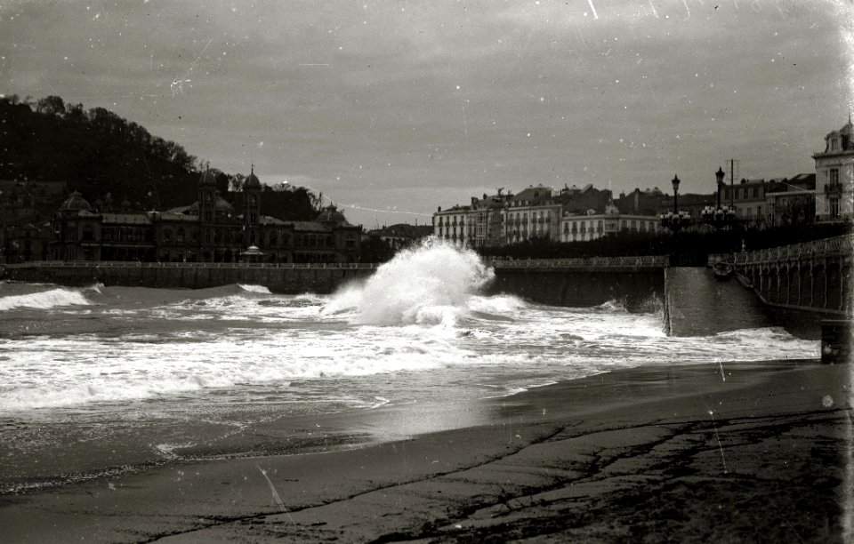 Oleaje por un temporal de mar en diferentes zonas de San Sebastián (5 de 5) - Fondo Car-Kutxa Fototeka
