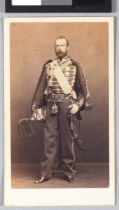 Onbekende staande man in militair uniform, objectnr KA 6895.46