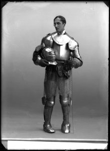 Olof Winnerstrand as Sir Guy de Vere in Bland bålde riddersmän at Vasateatern 1908 - SMV - GV112