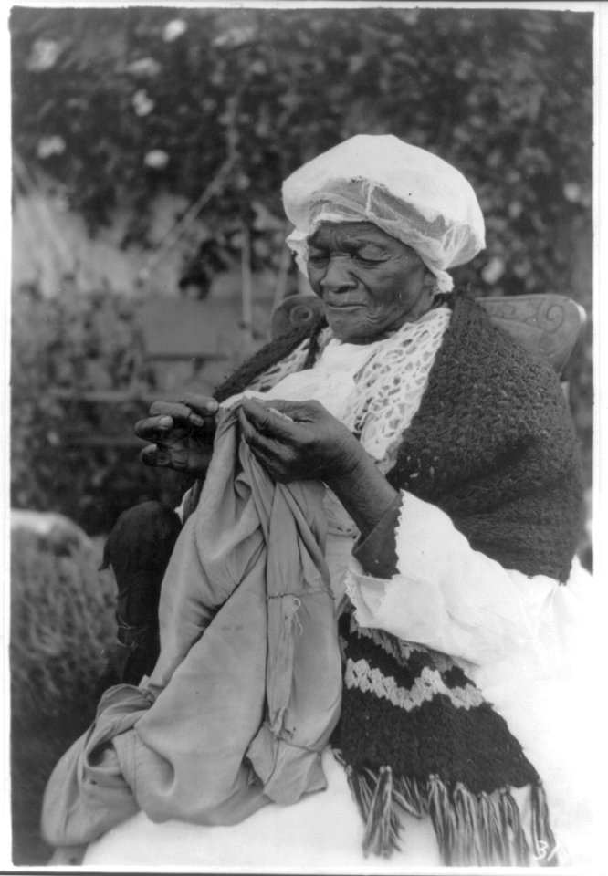 One hundred and fifteen years have failed to dim the keen eyesight of (Mammy Prater) this ex-slave LCCN2011660044