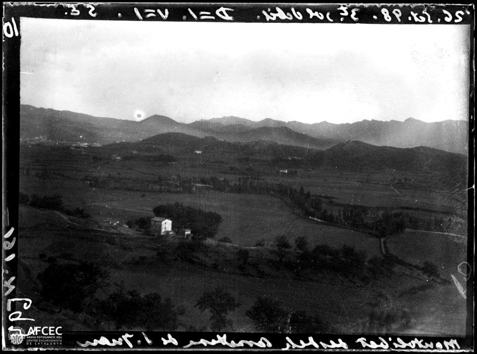 Olot, vista des del volcà de Montolivet