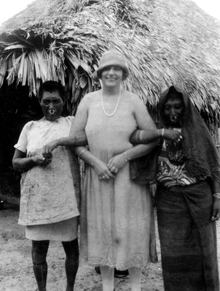 Olga Nordensiöld med två indianskor. San Blas. Panama - SMVK - 004511