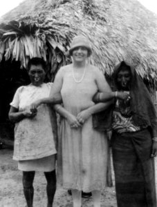 Olga Nordensiöld med två indianskor. San Blas. Panama - SMVK - 004511